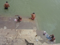 Washing-clothes-in-Ganges