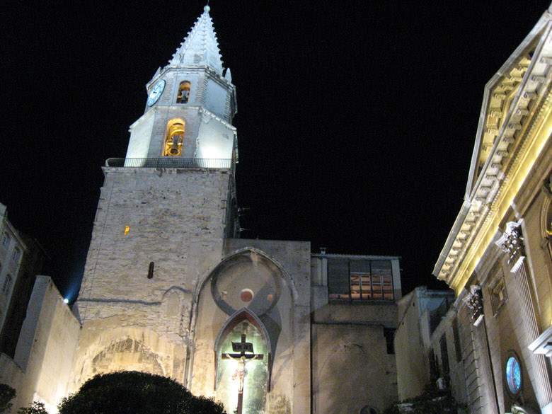 Eglise des Accoules at night